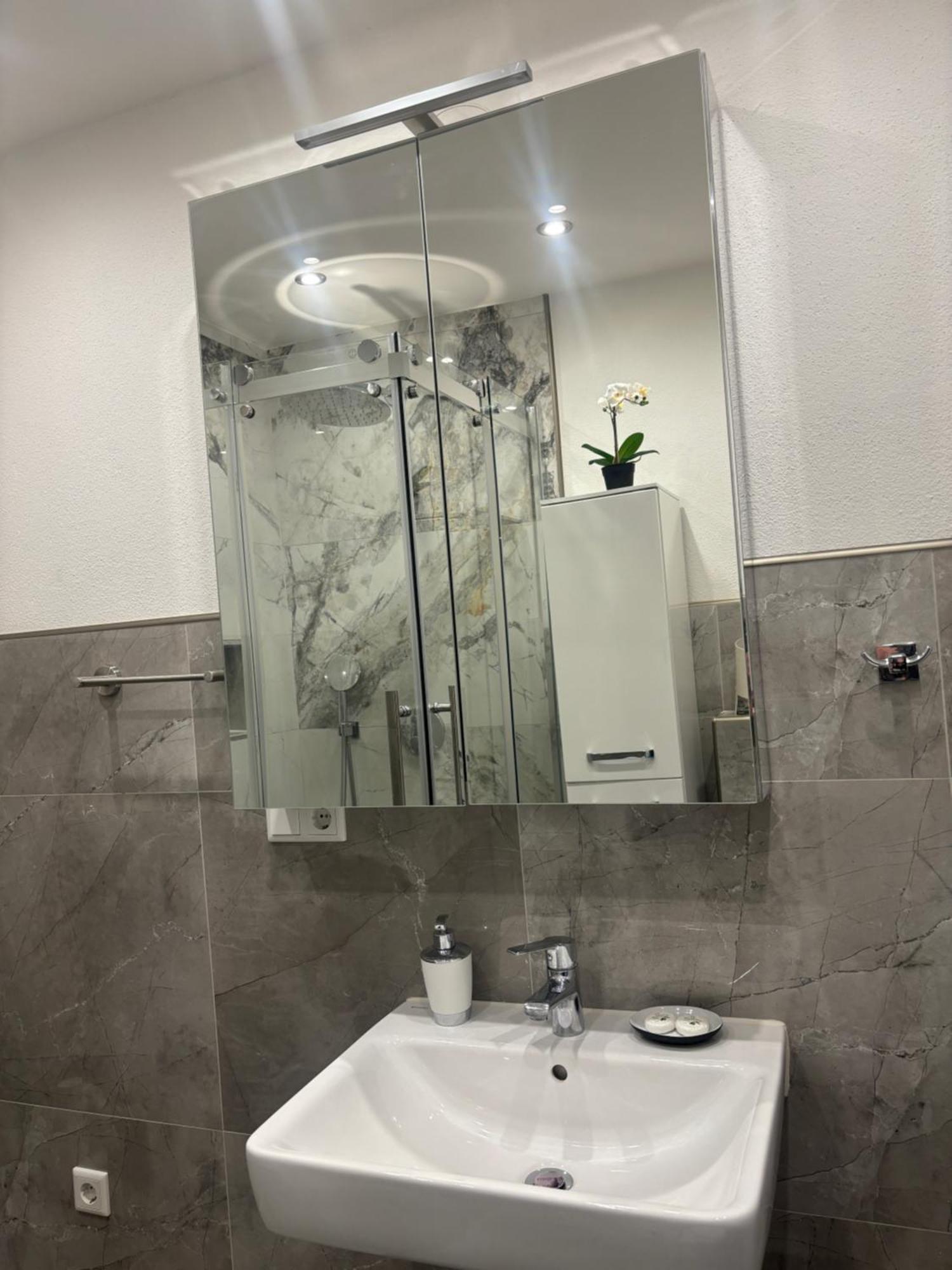 Lenti Düsseldorfer Apartment’s *